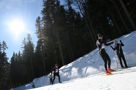 První den Zavíráku SkiTour 2022 přilákal na Horní Mísečky 140 běžců a dvacítku volně ovládla žena